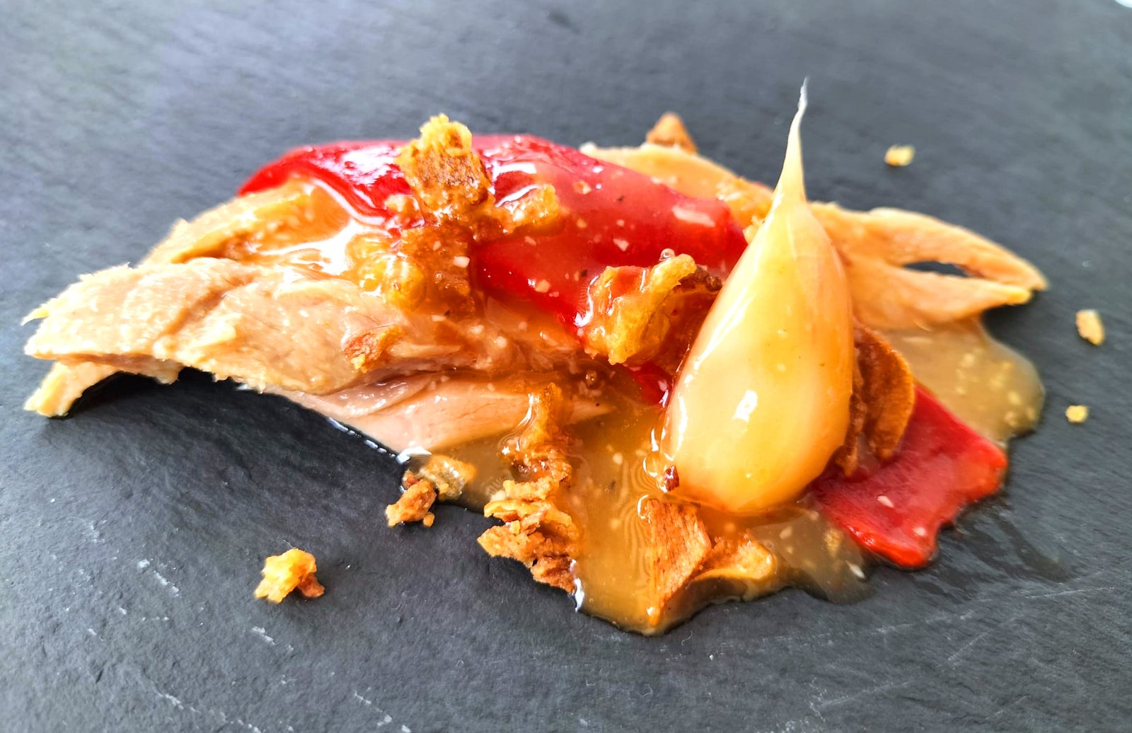 pizarra-aperitivos-ventresca-de-atún-con-pimientos-del-piquillo-y-cebolla-frita-en-pizarra-procesada